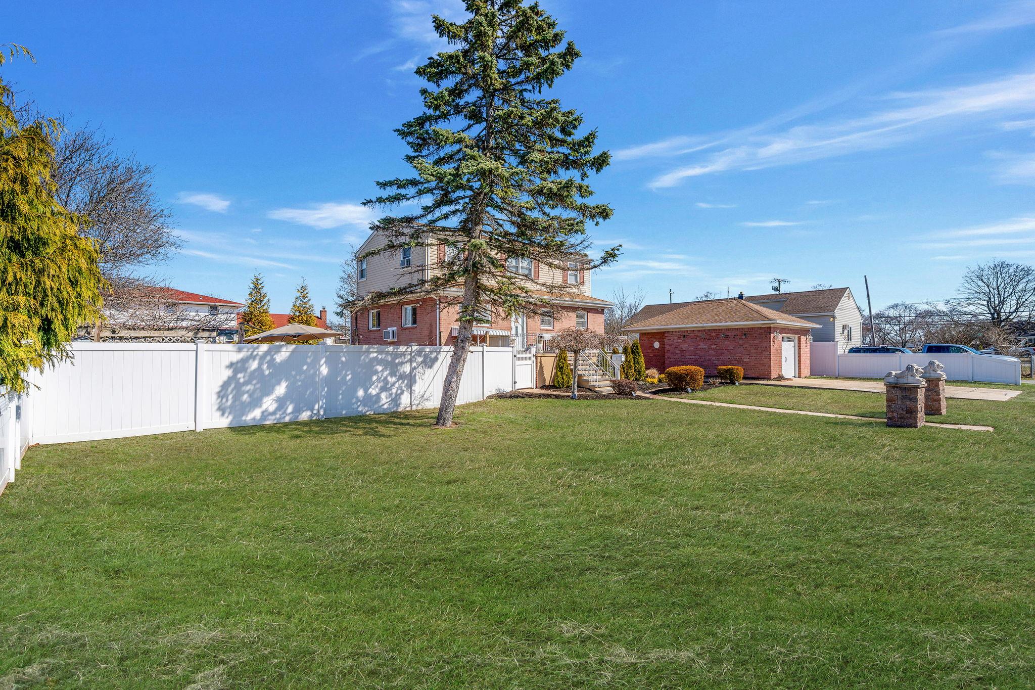 9 Paine Street, Lindenhurst, New York image 3
