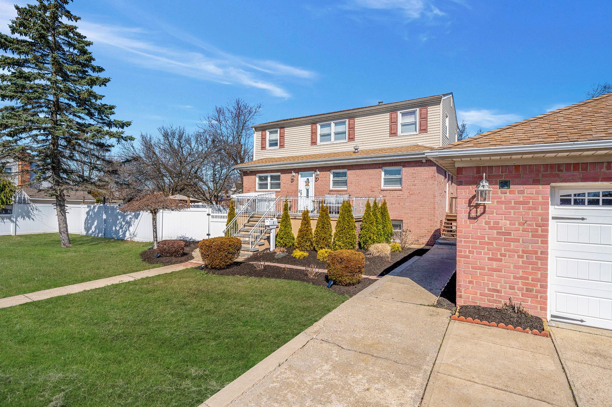 9 Paine Street, Lindenhurst, New York image 2