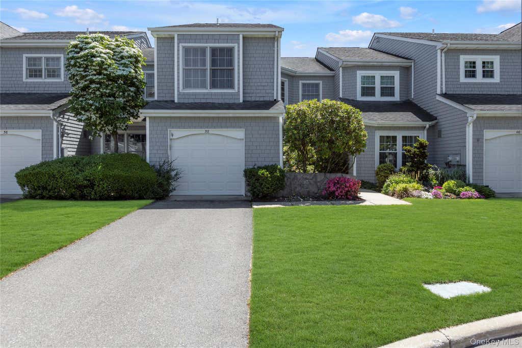 Photo of 38 Lakebridge Drive S, Kings Park, NY 11754 (MLS # 1010712)