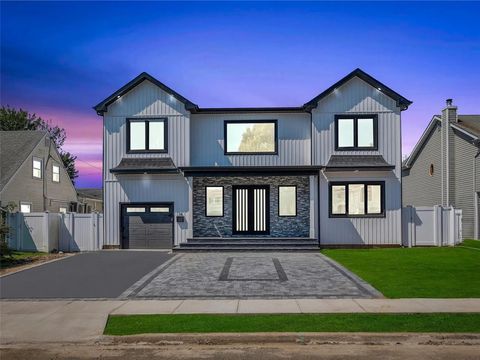 14 Bark Lane Levittown NY 11756