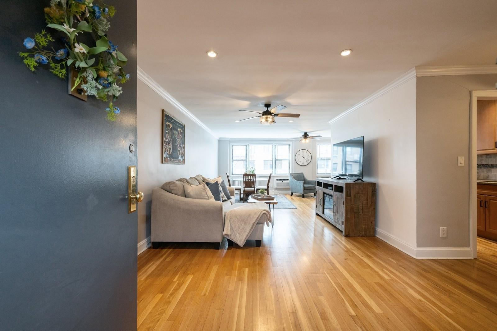 3 Birchwood Court #4F, Mineola, New York image 2
