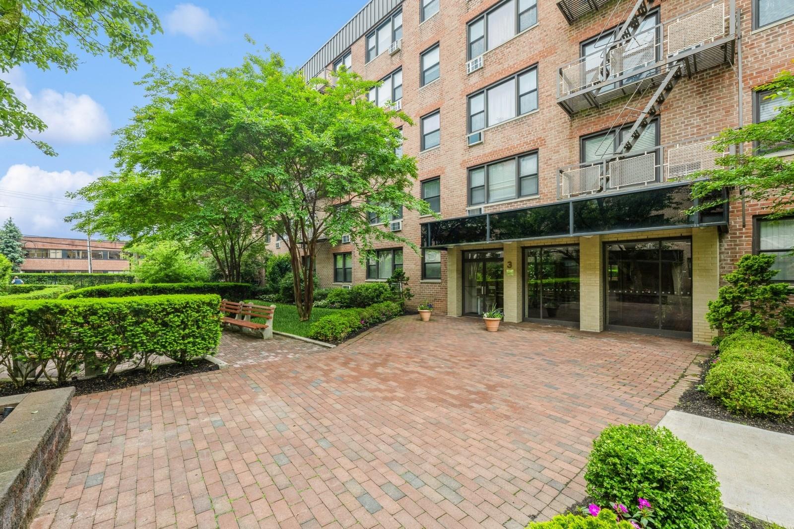 3 Birchwood Court #4F, Mineola, New York image 23