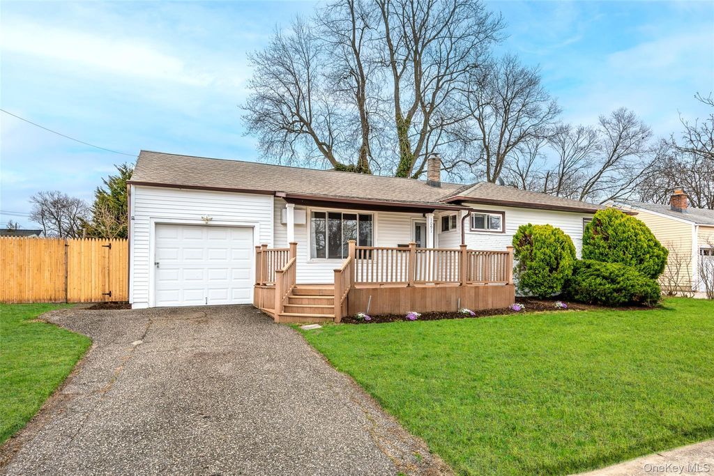 Photo of 1091 Gardiner Drive, Bay Shore, NY 11706 (MLS # 986360)