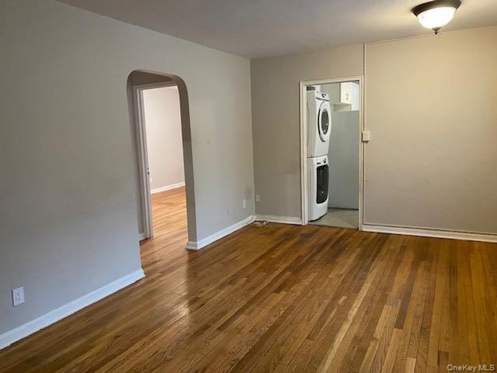 Photo of 72-31 Little Neck Parkway #G-1, Glen Oaks, NY 11004 (MLS # 967074)