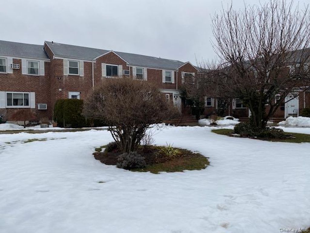 Photo of 72-31 Little Neck Parkway #G-1, Glen Oaks, NY 11004 (MLS # 967074)