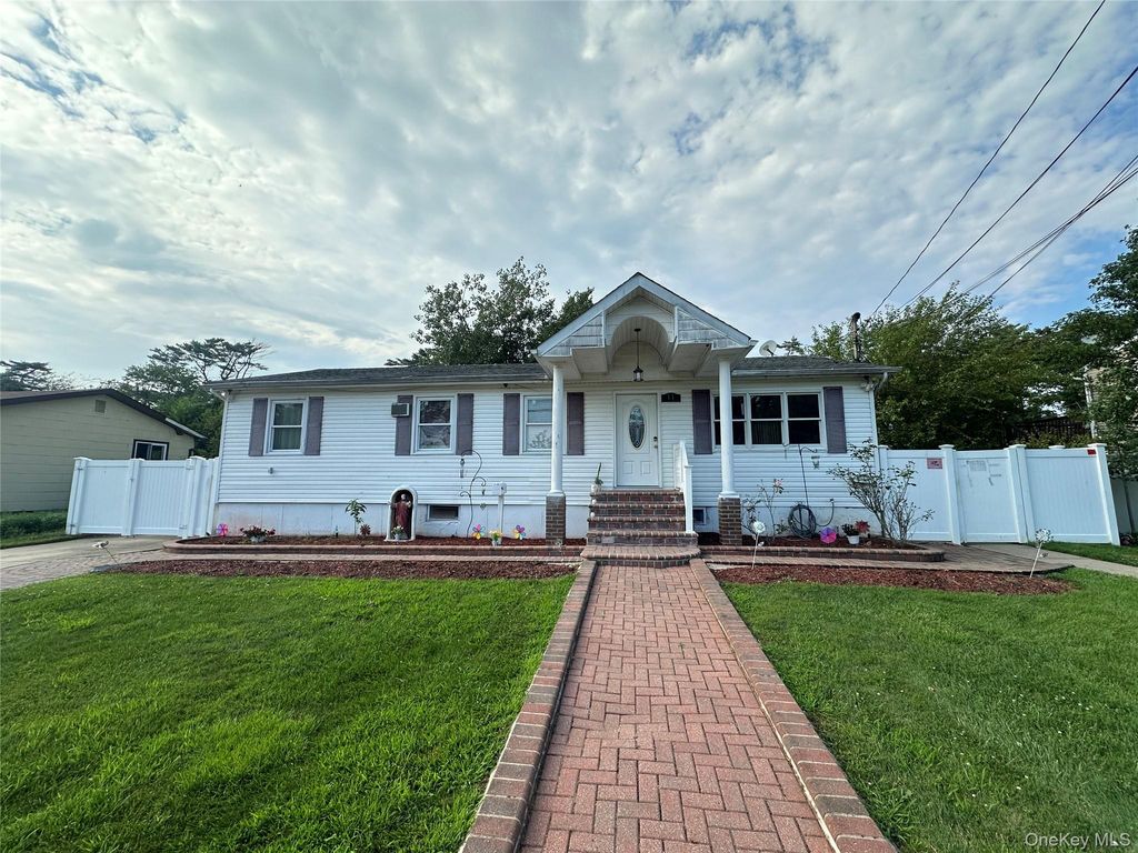 Photo of 11 Taft Street, Brentwood, NY 11717 (MLS # 923211)