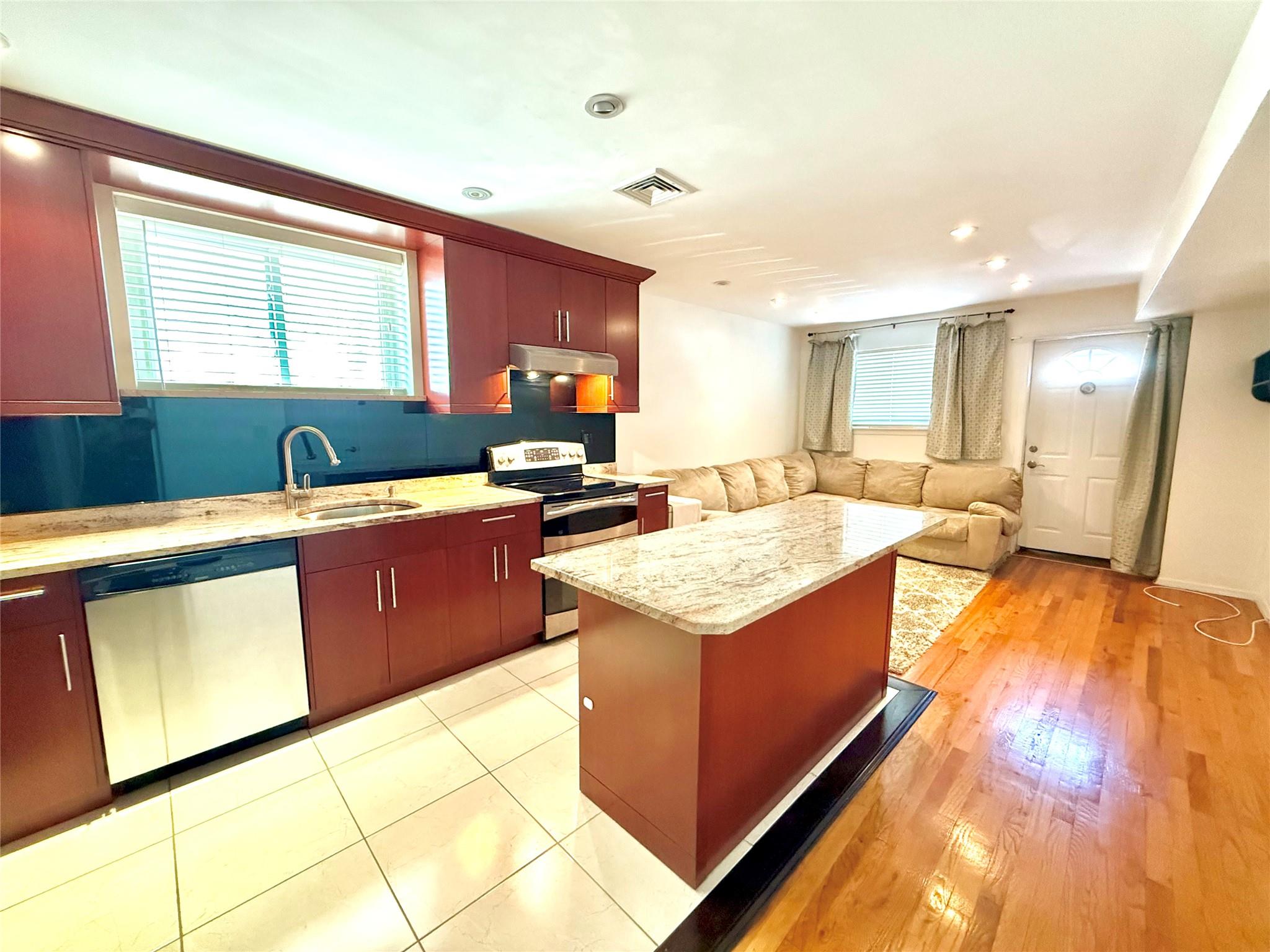 Rental Property at Elissa Lane 1, Yonkers, New York - Bedrooms: 2 
Bathrooms: 2 
Rooms: 6  - $3,200 MO.