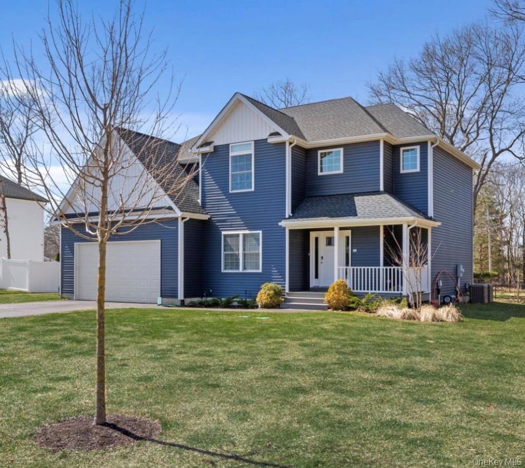 Photo of 32 Florida Avenue, Medford, NY 11763 (MLS # 975813)