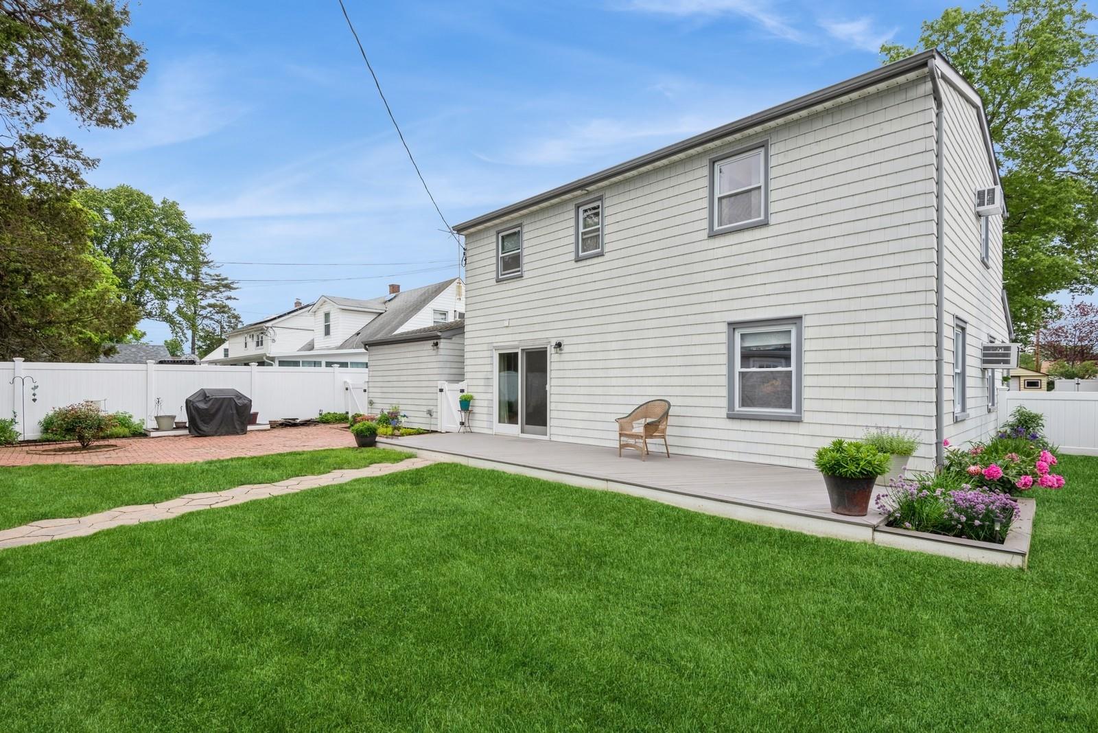 32 Peony Road, Levittown, New York image 21