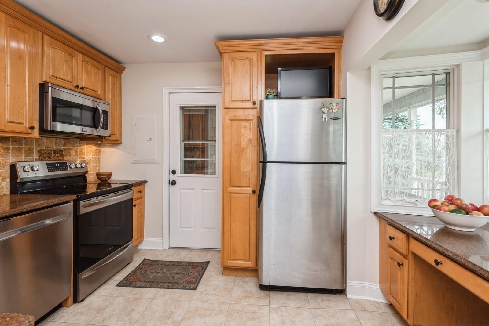 32 Peony Road, Levittown, New York image 4