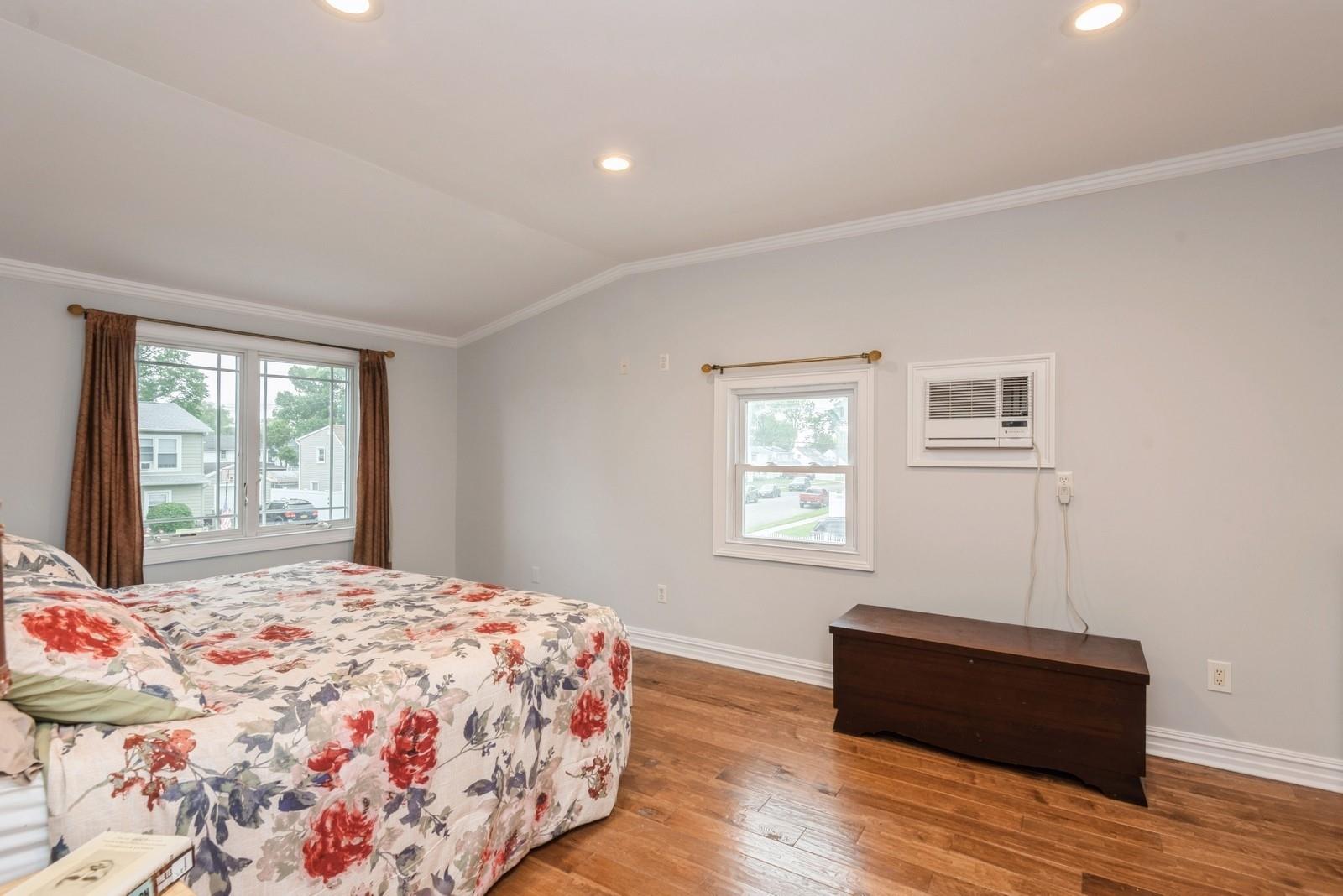 32 Peony Road, Levittown, New York image 27