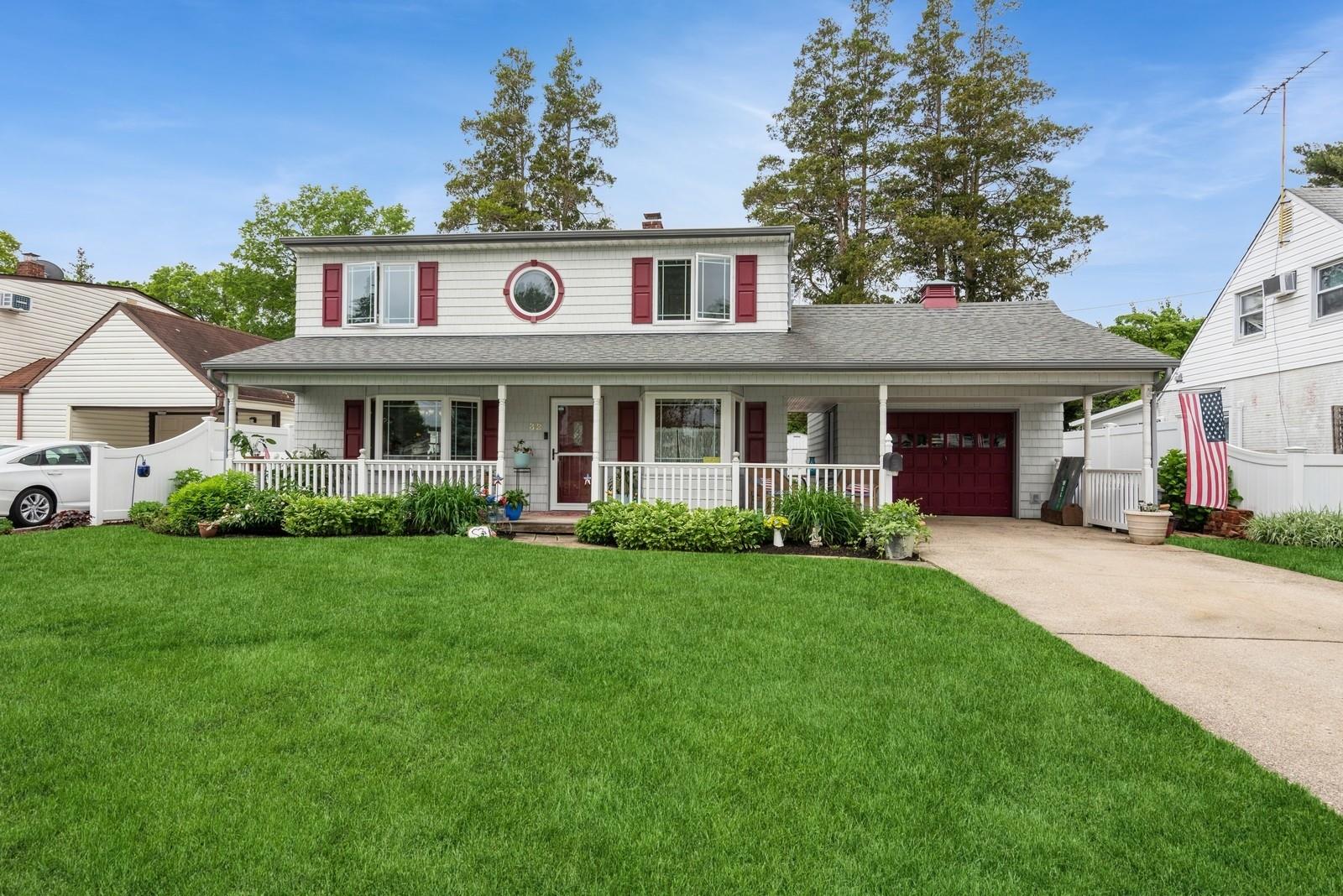 32 Peony Road, Levittown, New York image 1