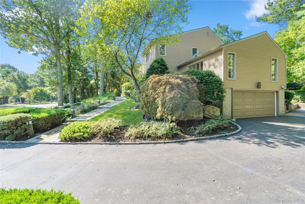 Photo of 10 Tradewinds Drive, Bayville, NY 11709 (MLS # 961367)