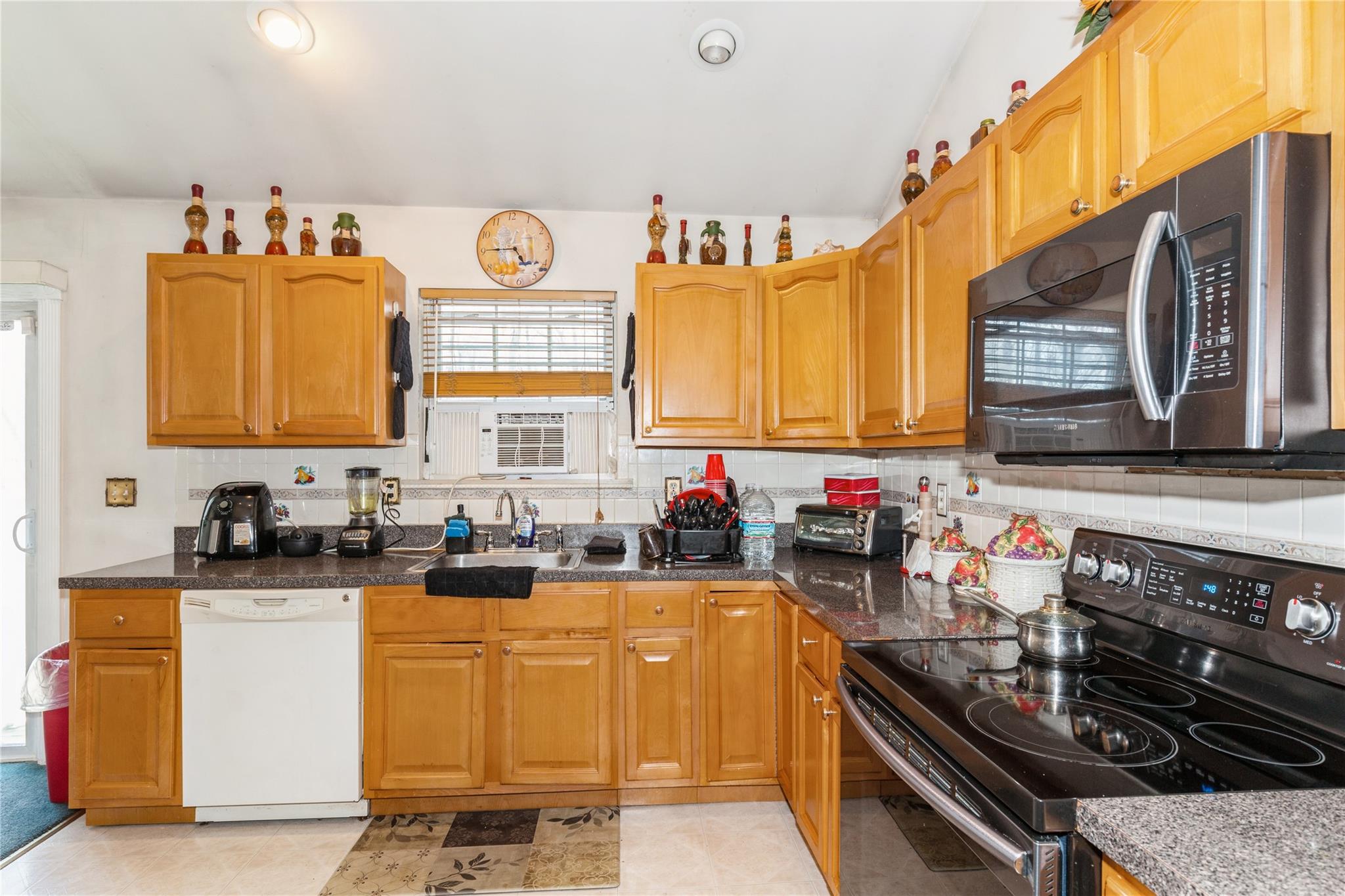 7 Baldwin Court, Medford, New York image 10