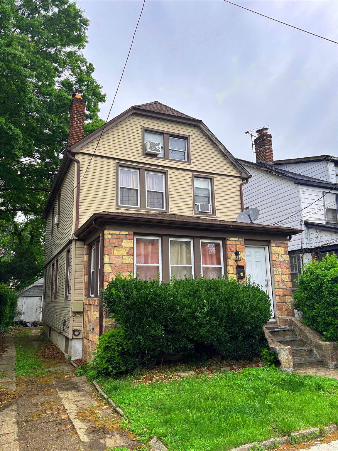 111th Avenue, Saint Albans, Queens, NY - 3 Bedrooms  
2 Bathrooms  
7 Rooms - 