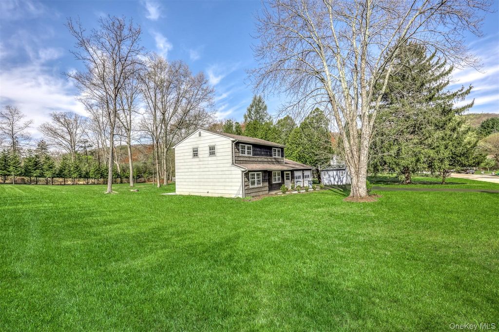 Photo of 1 Cottage Lane, Suffern, NY 10901 (MLS # 985996)