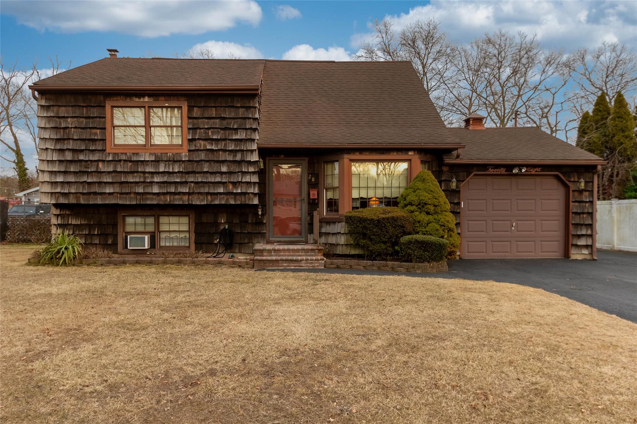 28 Schoolhouse Road, East Islip, New York image 1