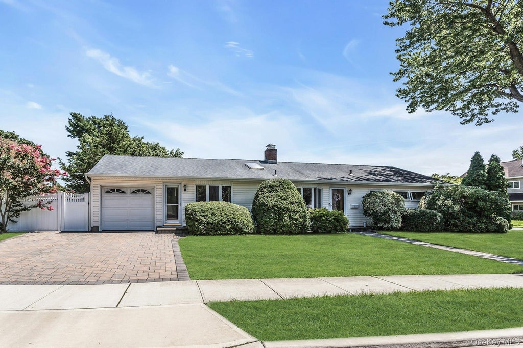 Photo of 2 Arbor Road, Syosset, NY 11791 (MLS # 1033692)