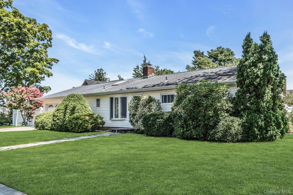 Photo of 2 Arbor Road, Syosset, NY 11791 (MLS # 1033692)