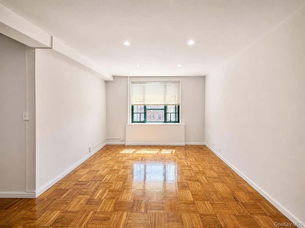 Photo of 1469 East Avenue #8G, Bronx, NY 10462 (MLS # 1042938)