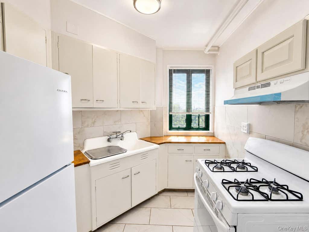 Photo of 1469 East Avenue #8G, Bronx, NY 10462 (MLS # 1042938)