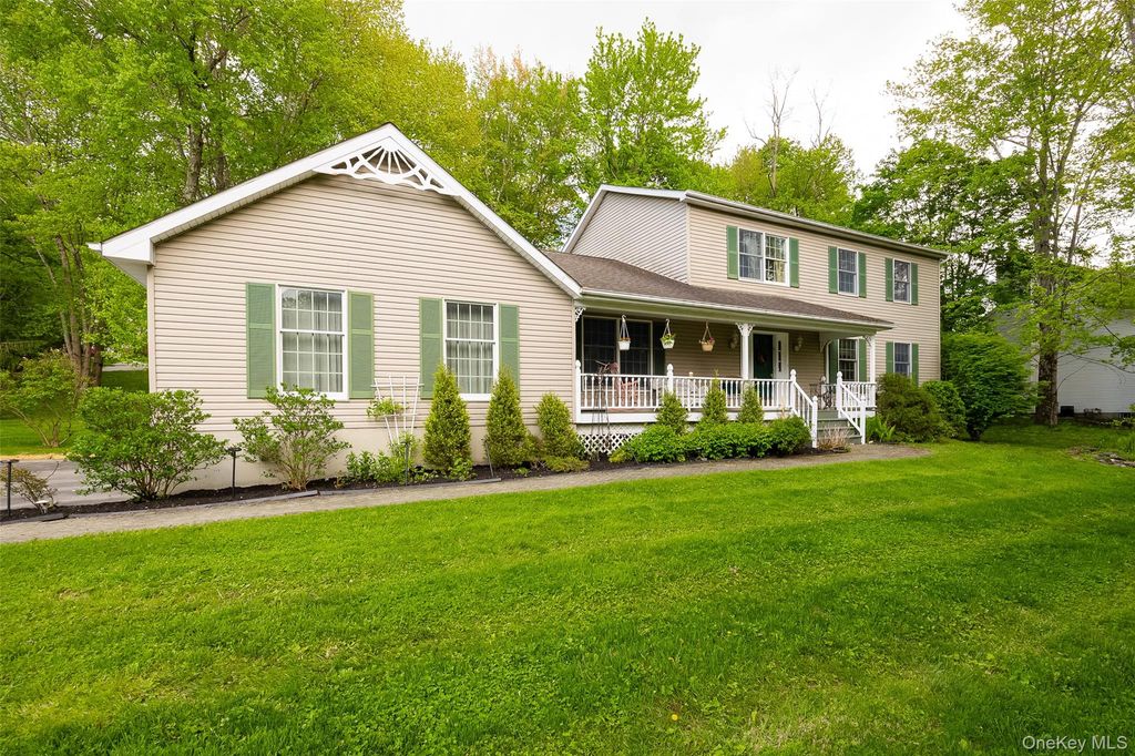 Photo of 11 Trotter Lane, Poughkeepsie, NY 12603 (MLS # 997007)