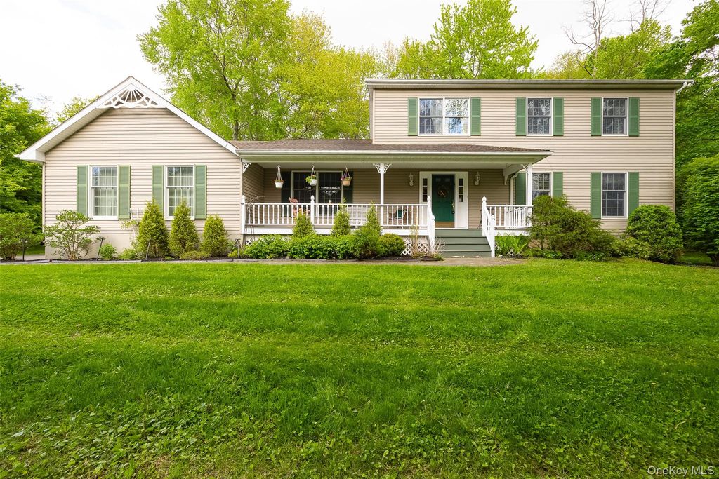 Photo of 11 Trotter Lane, Poughkeepsie, NY 12603 (MLS # 997007)
