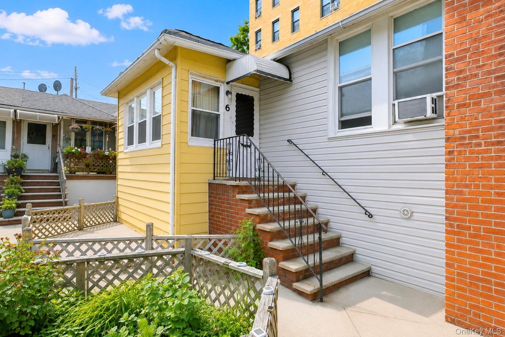 Photo of 30 West End Avenue #6, Brooklyn, NY 11235 (MLS # 1035174)
