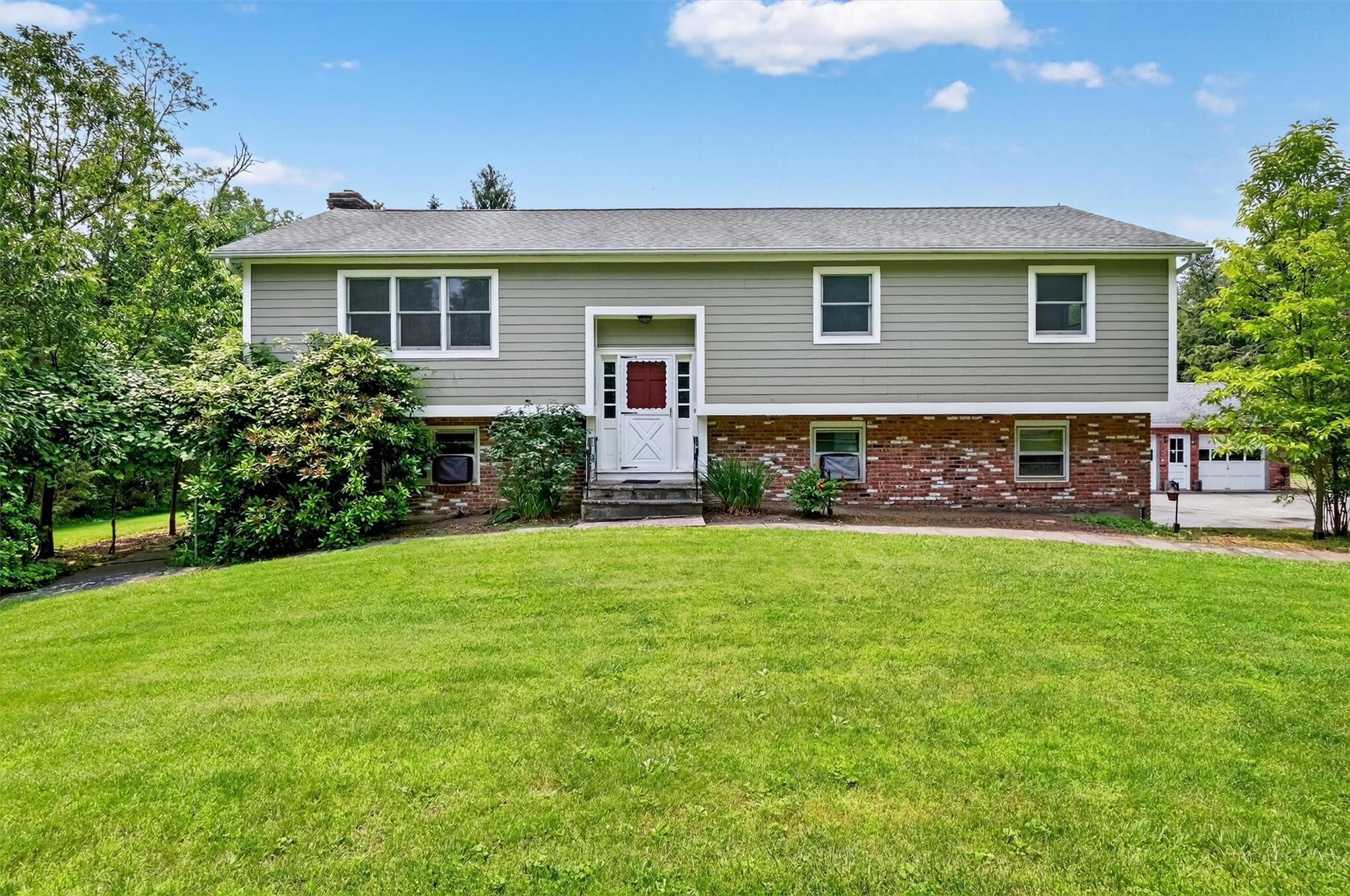 Route 118, Yorktown Heights, New York - 3 Bedrooms  
4 Bathrooms  
11 Rooms - 