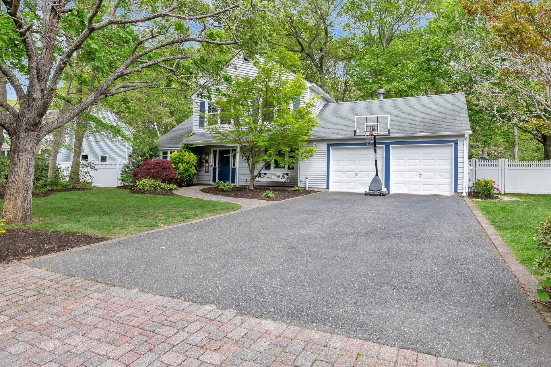 11 Samantha Drive, Coram, New York image 2