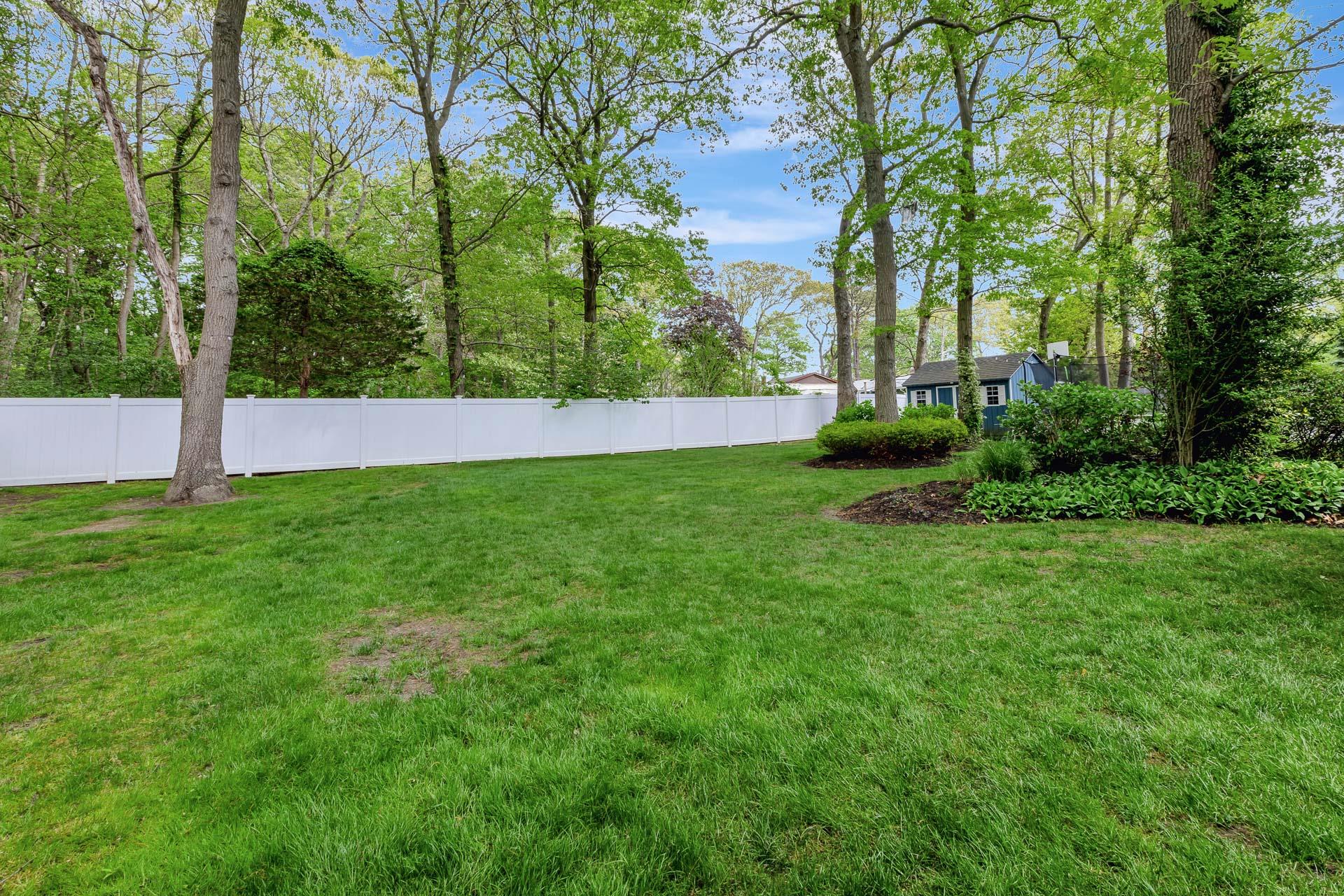 11 Samantha Drive, Coram, New York image 28