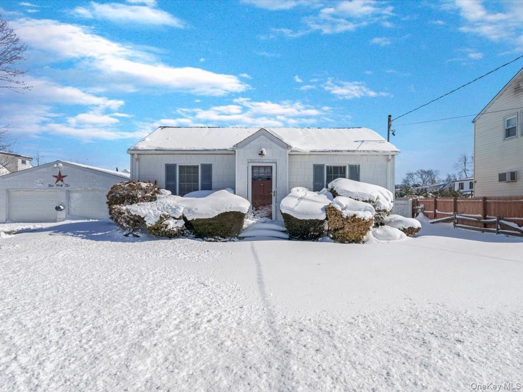 Photo of 442 Oakwood Road, Huntington Station, NY 11746 (MLS # 965206)