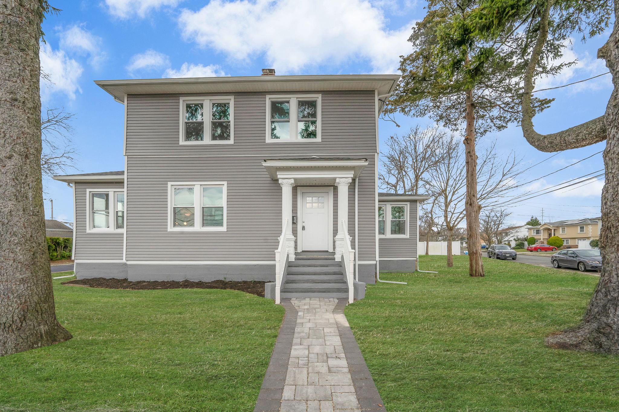 141 Park Avenue, Lindenhurst, New York image 1