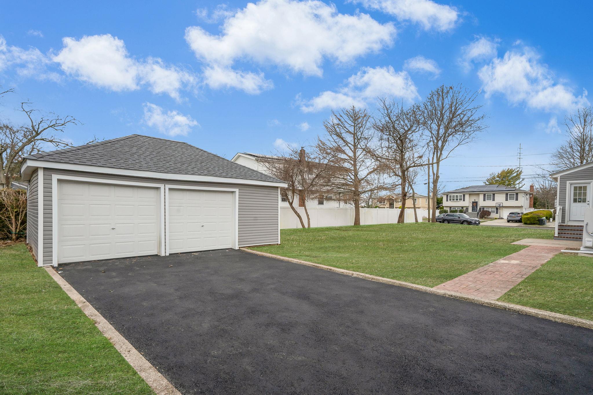 141 Park Avenue, Lindenhurst, New York image 27