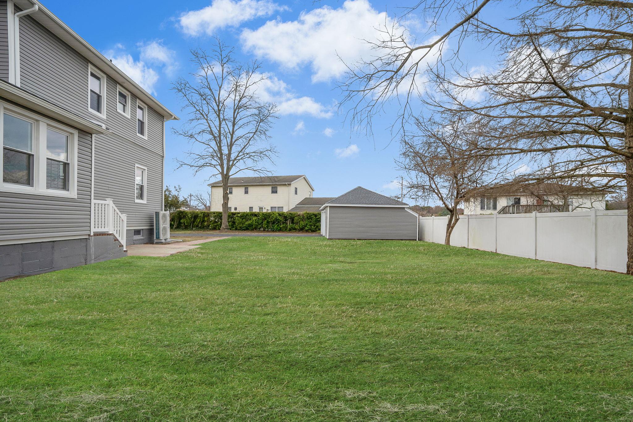 141 Park Avenue, Lindenhurst, New York image 28