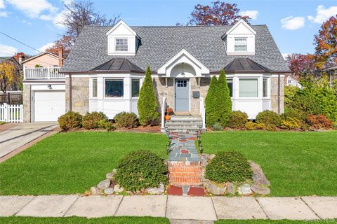 Homes For Sale - 1096 Hunter Avenue<br/> Pelham, NY 10803