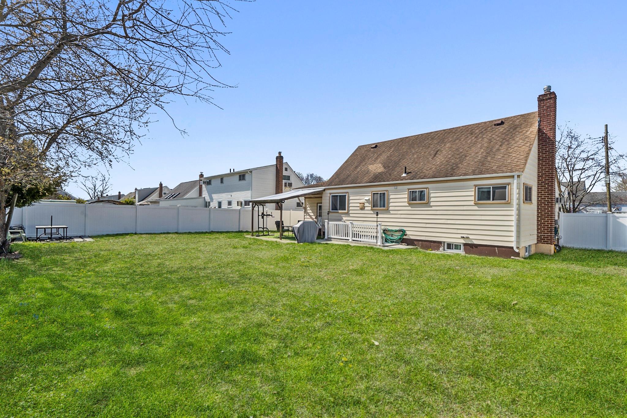 1045 N Hamilton Avenue, Lindenhurst, New York image 19