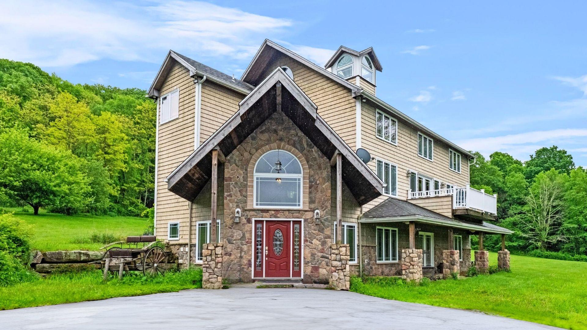 Blackstone Ridge, Holmes, New York - 3 Bedrooms  
3 Bathrooms  
7 Rooms - 