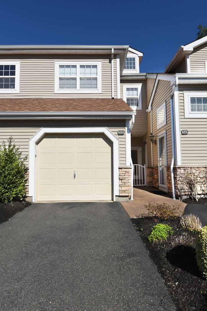 212 Carriage Lane, Plainview, New York image 1