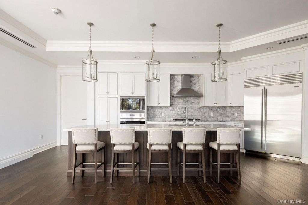 Photo of 2000 Royal Court #2109, North Hills, NY 11040 (MLS # 949598)