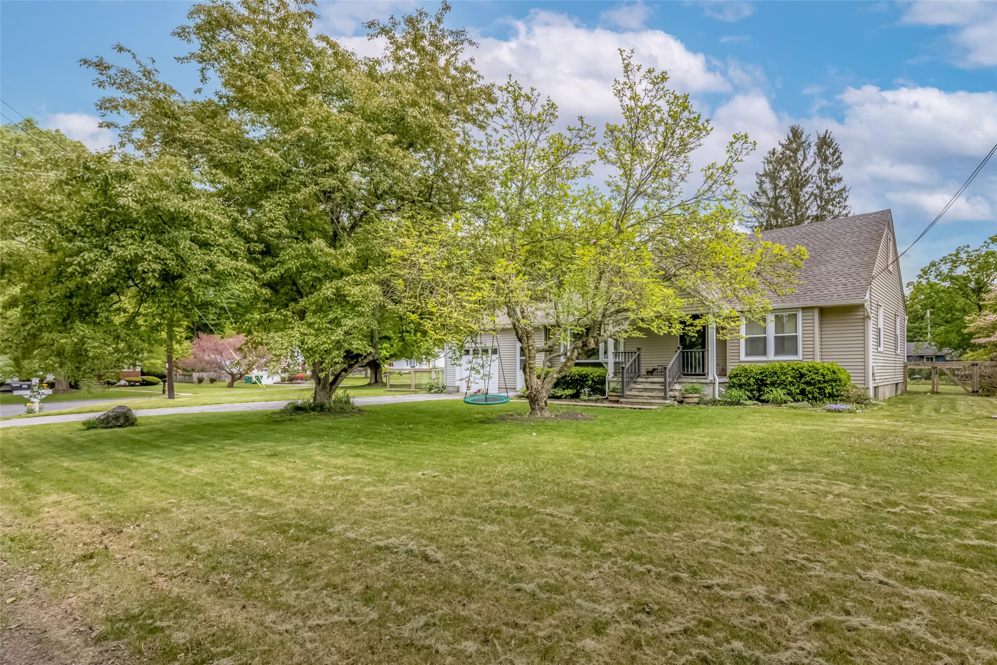 Circle Drive, Hyde Park, New York - 3 Bedrooms  
2 Bathrooms  
7 Rooms - 