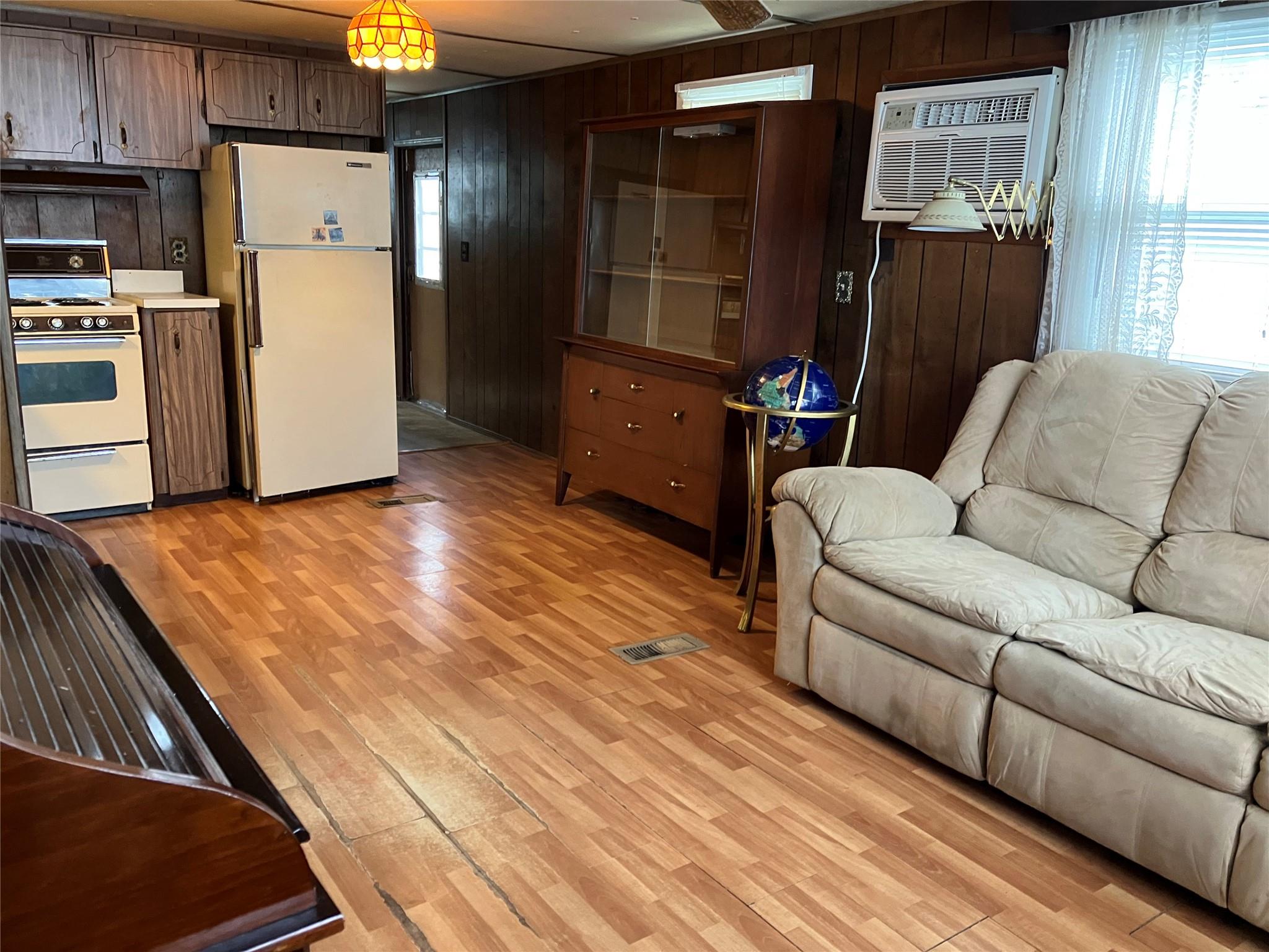B20 Riverleigh, Riverhead, New York image 3