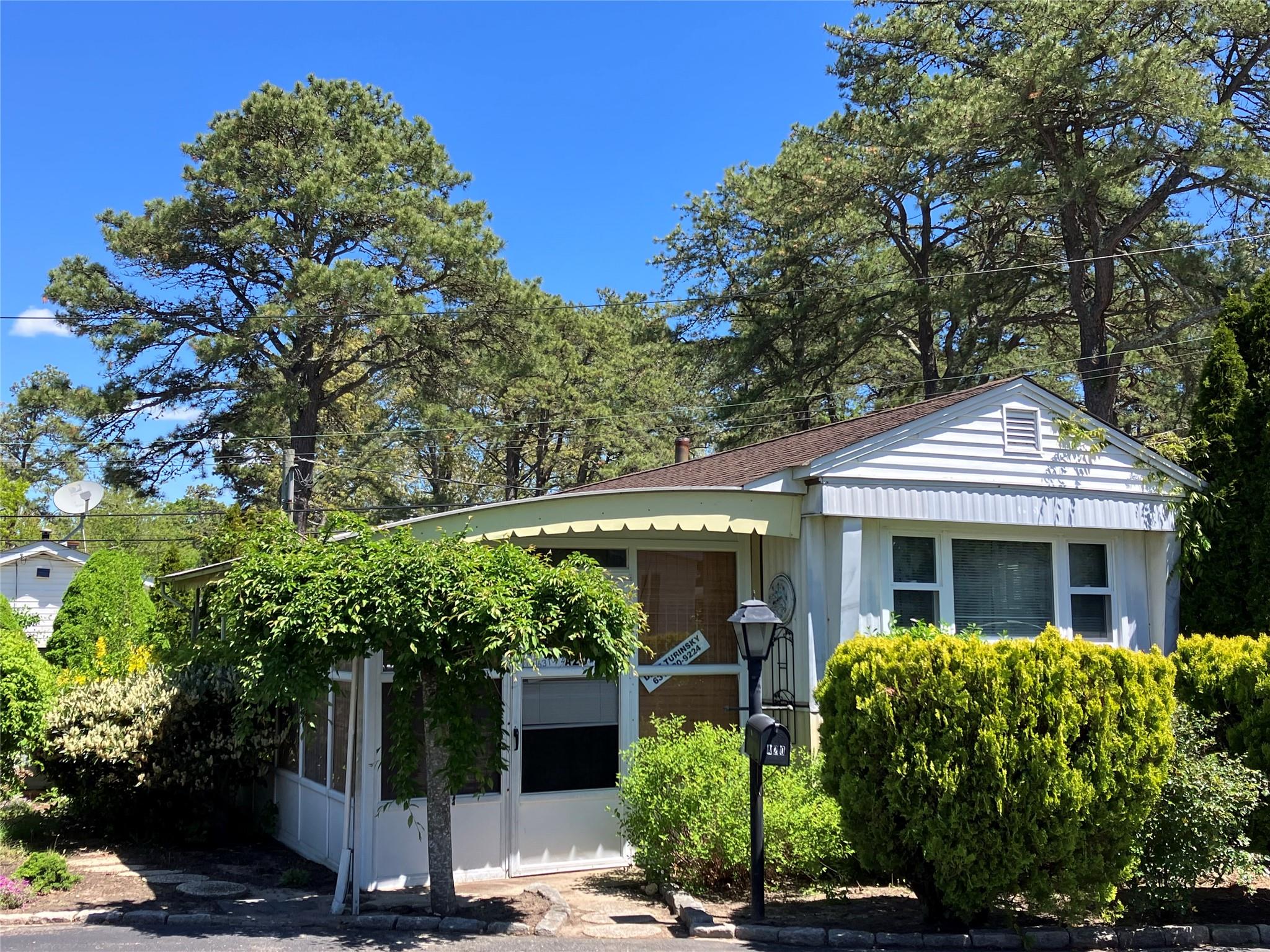 Riverleigh, Riverhead, Hamptons, NY - 1 Bedrooms  
1 Bathrooms - 
