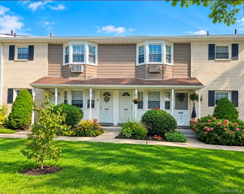 Photo of 3909 Wilshire Lane #3909, Oakdale, NY 11769 (MLS # 1047399)