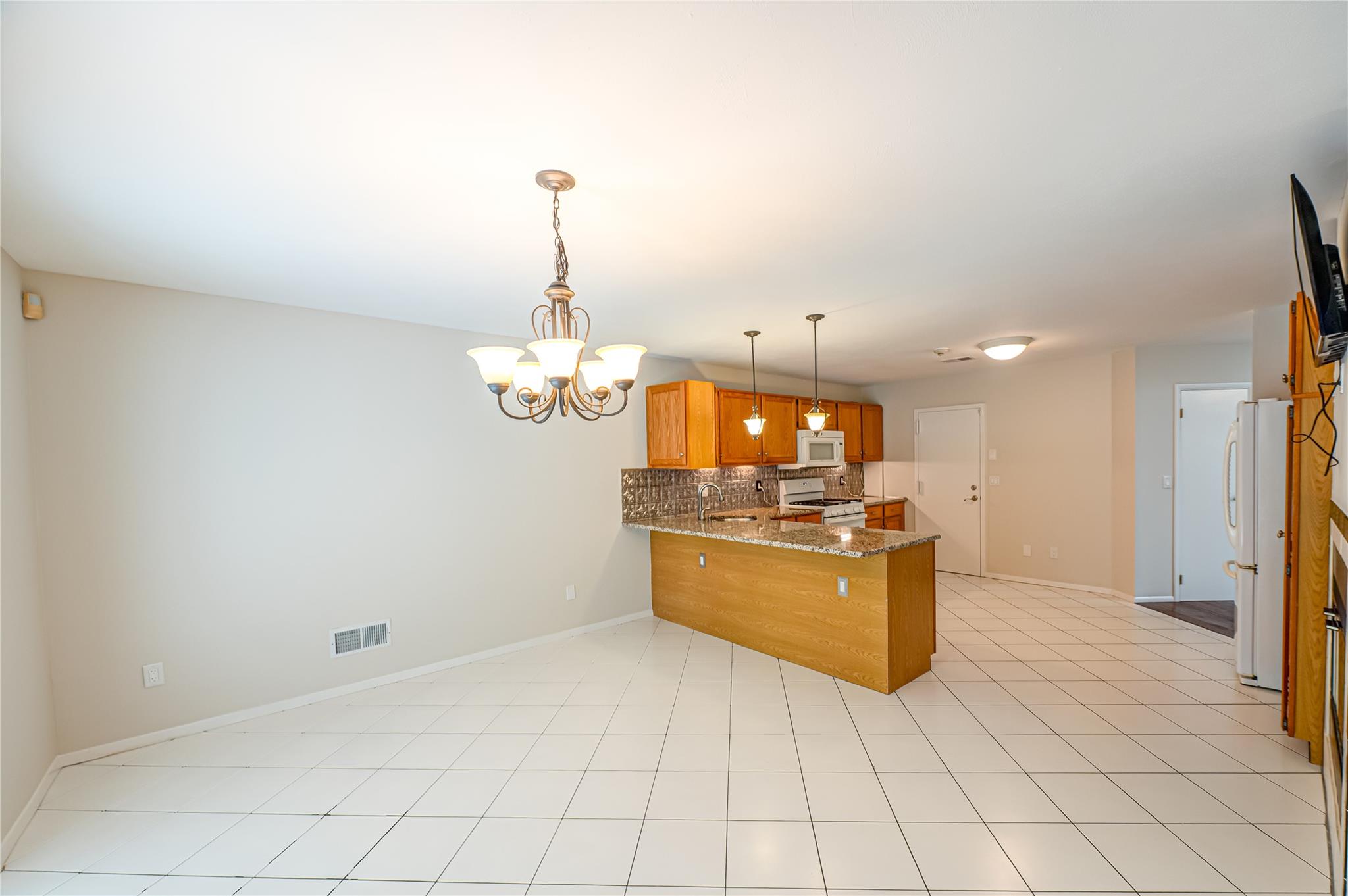 53 Mystic Circle, Bay Shore, New York image 12