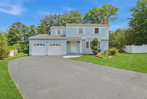 Photo of 19 Sherwood Court, Ronkonkoma, NY 11779 (MLS # 981504)