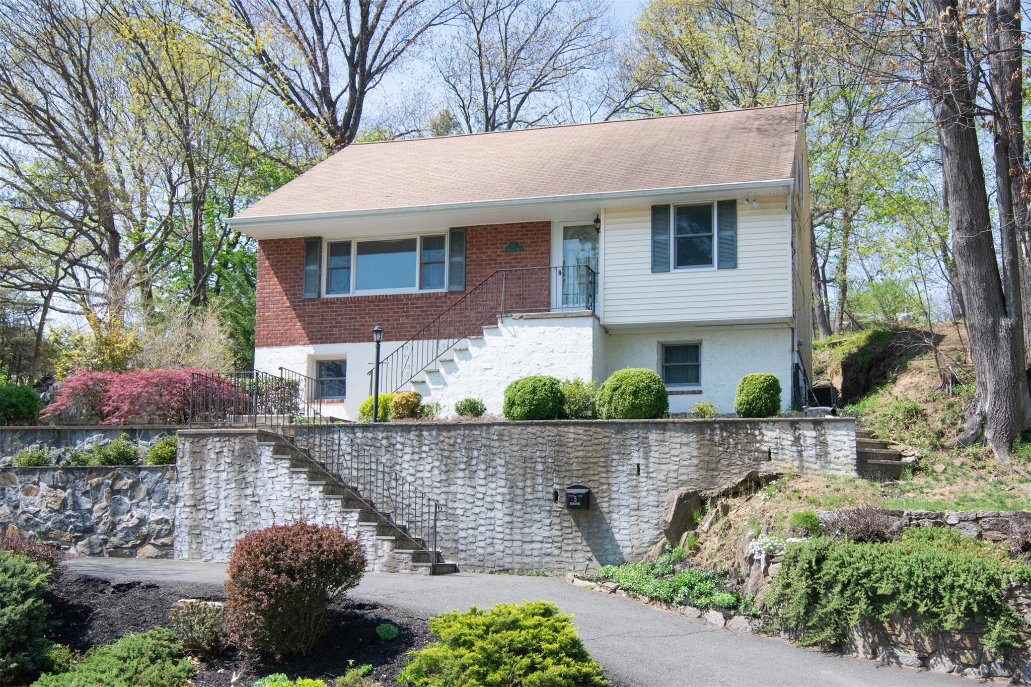 Marianna Drive, Hastings-On-Hudson, New York - 5 Bedrooms  
3 Bathrooms  
7 Rooms - 
