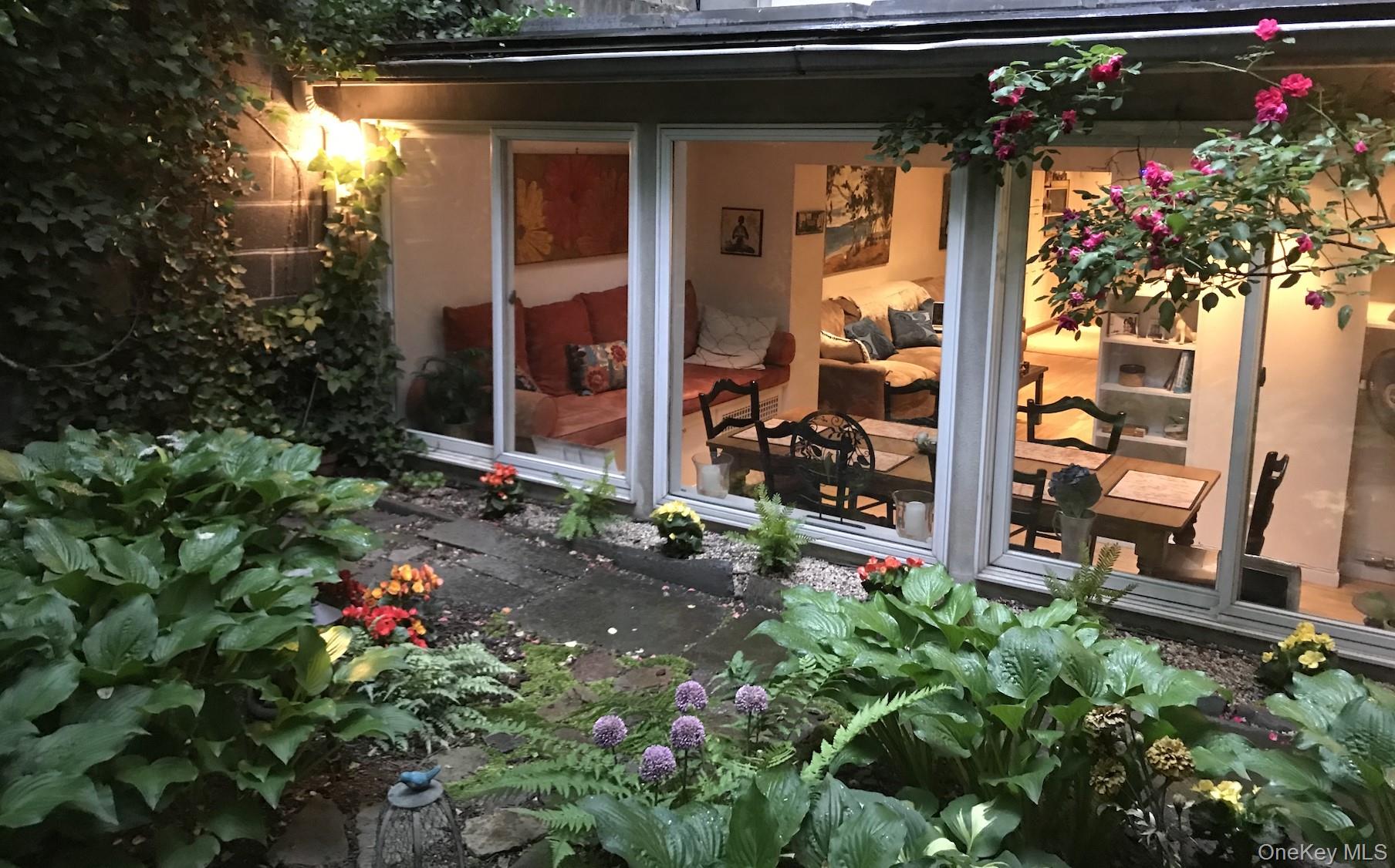 252 w 21 St Garden