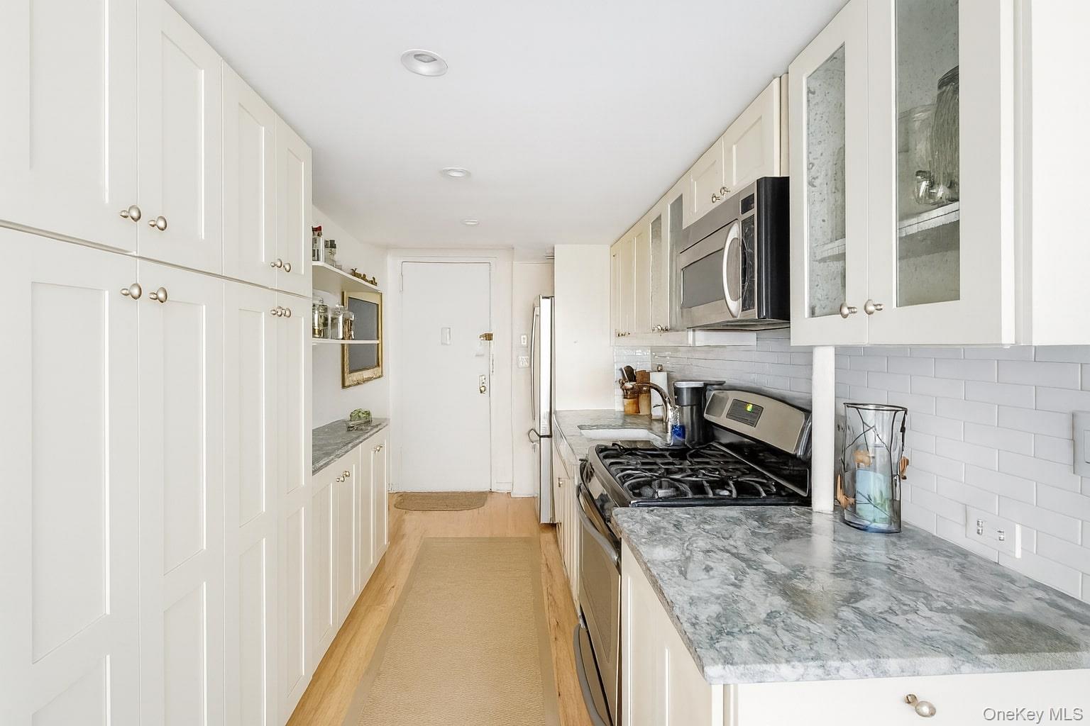 252 w 21 St Garden