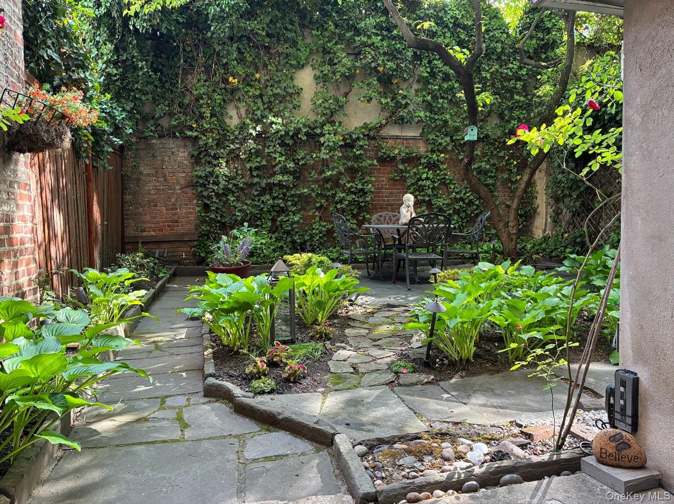 252 w 21 St Garden
